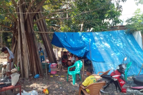 masyarakat-adat-ntt-menanti-bantuan-darurat-di-bawah-terpal-pengungsian