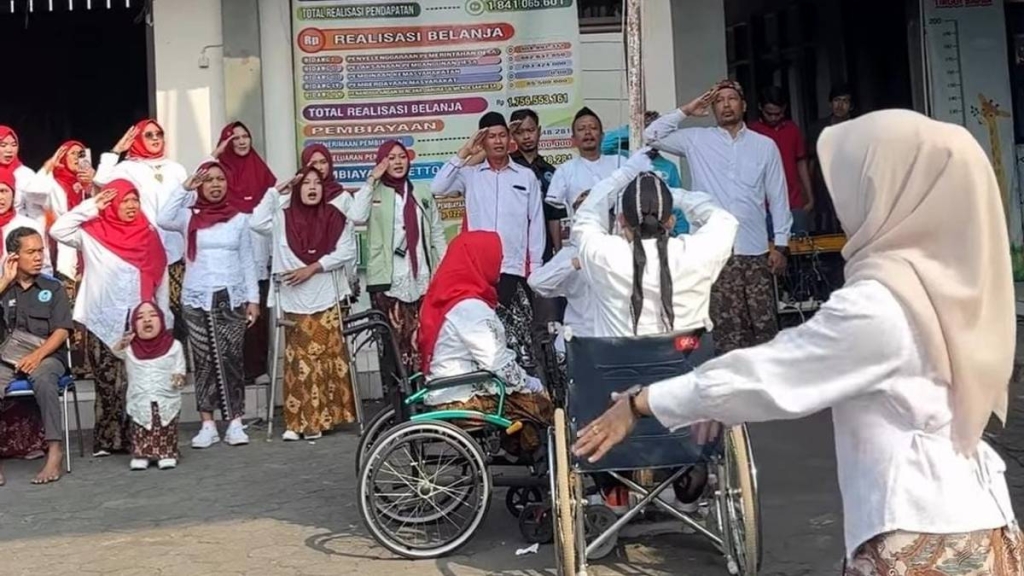 kawan-disabilitas-jadi-pengibar-bendera-di-kudus,-sebab-merdeka-juga-milik-mereka