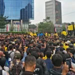 bem-ui-kembali-gelar-aksi,-massa-dihadang-polisi-di-dukuh-atas