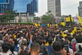 bem-ui-kembali-gelar-aksi,-massa-dihadang-polisi-di-dukuh-atas