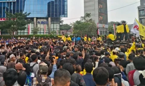 bem-ui-kembali-gelar-aksi,-massa-dihadang-polisi-di-dukuh-atas