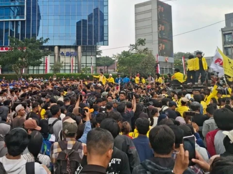 bem-ui-kembali-gelar-aksi,-massa-dihadang-polisi-di-dukuh-atas