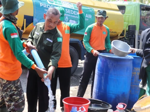 respons-kekeringan,-nu-cilacap-peduli-salurkan-352-ribu-liter-air-bersih-untuk-5.000-kk