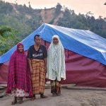 penyintas-banjir-aceh-tamiang-menghuni-atap-panas,-menjaga-harta-yang-tersisa