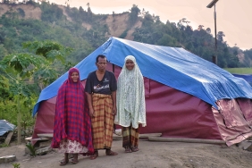 penyintas-banjir-aceh-tamiang-menghuni-atap-panas,-menjaga-harta-yang-tersisa