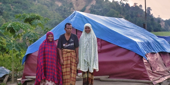 penyintas-banjir-aceh-tamiang-menghuni-atap-panas,-menjaga-harta-yang-tersisa