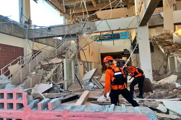 ketika-gempa-dahsyat-hantam-nusa-tenggara-timur