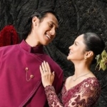 momen-lamaran-hana-malasan-dan-sean-gelalel-penuh-haru,-intip-potretnya-bernuansa-maroon