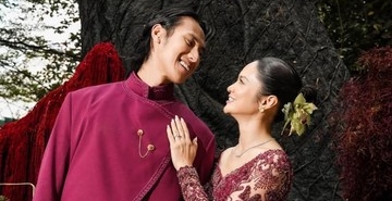 momen-lamaran-hana-malasan-dan-sean-gelalel-penuh-haru,-intip-potretnya-bernuansa-maroon