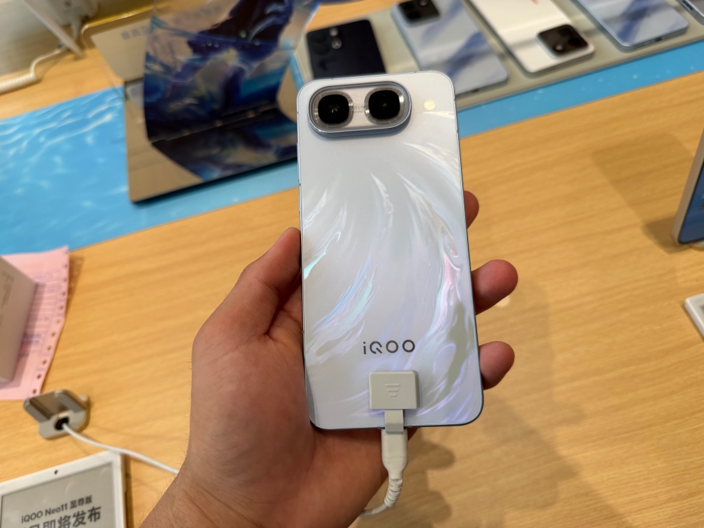 iqoo-neo-11-ultra-dan-z11s-resmi-meluncur,-baterai-tembus-10.000-mah
