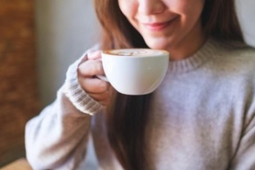 cara-cegah-gigi-kuning-untuk-kamu-yang-suka-minum-kopi-setiap-hari