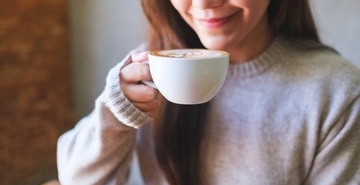 cara-cegah-gigi-kuning-untuk-kamu-yang-suka-minum-kopi-setiap-hari
