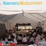 kemendikdasmen-bagikan-100-tenda-darurat-sekolah-terdampak-gempa-ntt