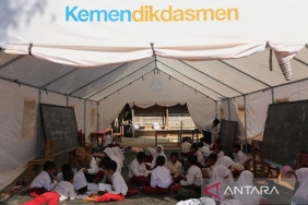 kemendikdasmen-bagikan-100-tenda-darurat-sekolah-terdampak-gempa-ntt