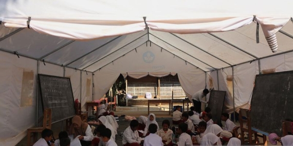 kemendikdasmen-bagikan-100-tenda-darurat-sekolah-terdampak-gempa-ntt