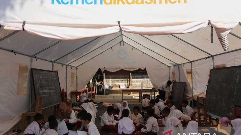kemendikdasmen-bagikan-100-tenda-darurat-sekolah-terdampak-gempa-ntt