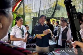 gibran-temui-ibu-dan-bayi-di-tenda-rawat-pastikan-kebutuhan-terpenuhi