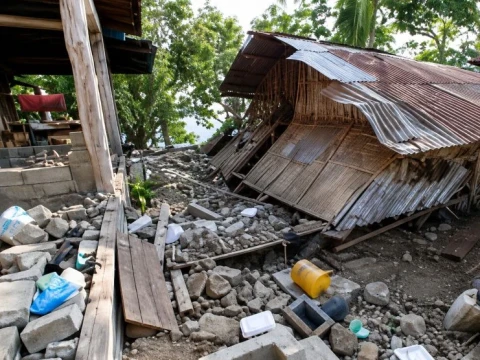 tercatat-3.394-gempa-susulan-flores-hingga-kamis-pagi,-korban-meninggal-jadi-71-jiwa