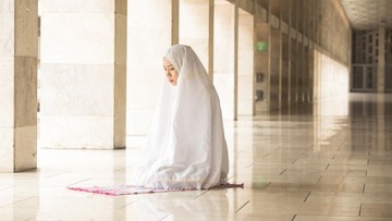 apakah-boleh-membaca-surat-pendek-yang-sama-setiap-salat?-ini-hukumnya-dalam-islam