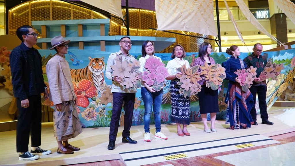 kapal-pinisi-1:1-dari-kardus-daur-ulang-hadir-di-pacific-place-jakarta