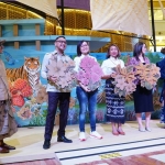 kapal-pinisi-1:1-dari-kardus-daur-ulang-hadir-di-pacific-place-jakarta