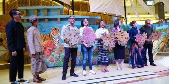 kapal-pinisi-1:1-dari-kardus-daur-ulang-hadir-di-pacific-place-jakarta