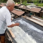 warisan-garam-kusamba-terancam-di-tengah-abrasi-pesisir