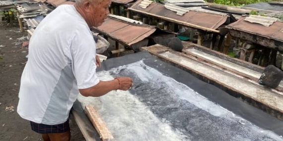 warisan-garam-kusamba-terancam-di-tengah-abrasi-pesisir