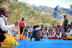 gatholoco:-menyanyikan-alam,-menghayati-tuhan