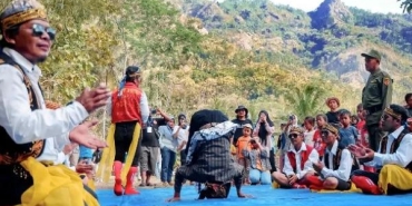 gatholoco:-menyanyikan-alam,-menghayati-tuhan