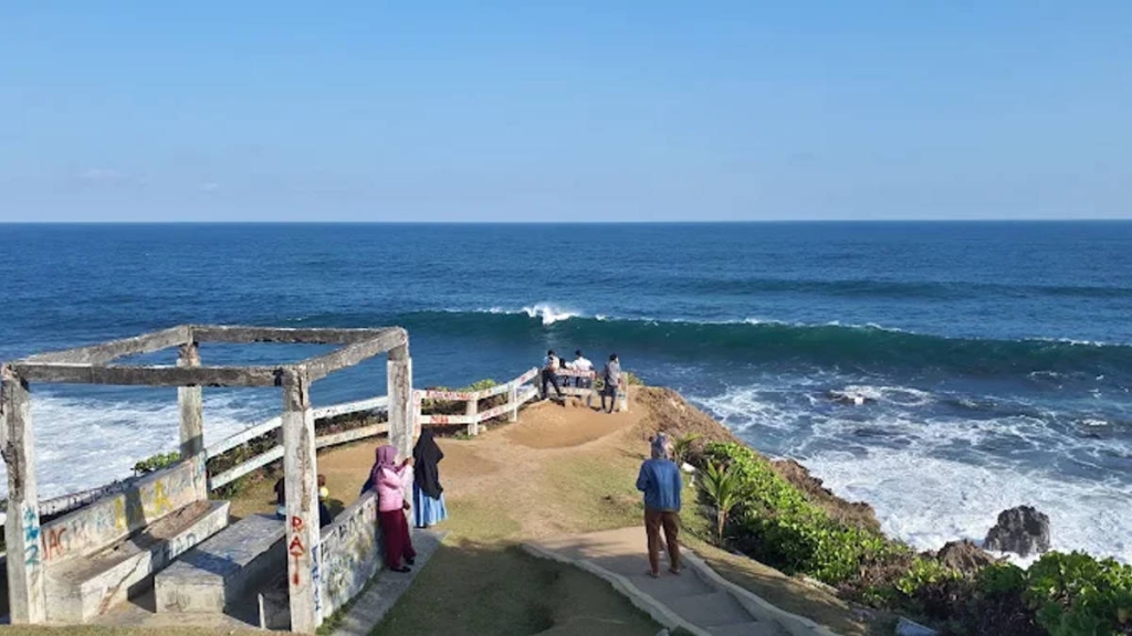 menjelajah-pantai-karang-tawulan,-eloknya-tebing-laut-dan-situs-bersejarah-di-tasikmalaya