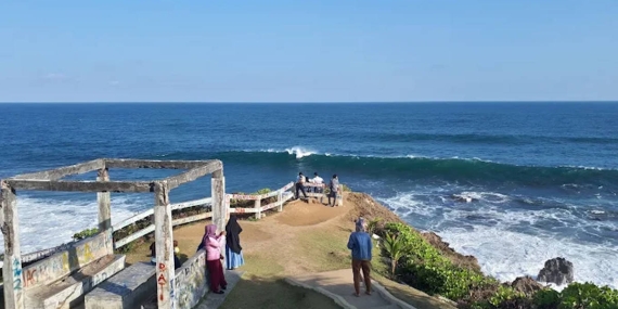 Menjelajah Pantai Karang Tawulan, Eloknya Tebing Laut dan Situs Bersejarah di Tasikmalaya