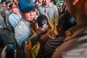 tinjau-lokasi-karhutla,-presiden-prabowo-ketemu-warga-di-kalimantan-tengah