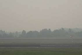 kabut-asap-karhutla-ganggu-enam-penerbangan-di-palembang