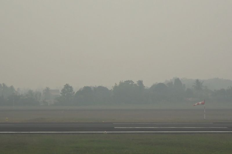 kabut-asap-karhutla-ganggu-enam-penerbangan-di-palembang