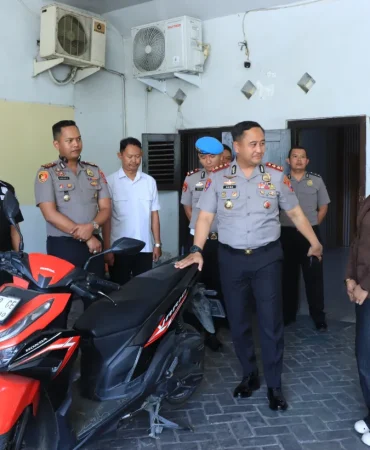 teriakan-warga-gagalkan-curanmor-di-minimarket-gresik,-satu-pelaku-ditangkap,-rekannya-diburu