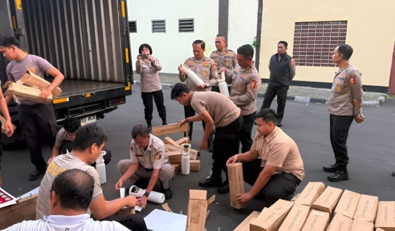 polri-salurkan-logistik-dan-oksigen-dukung-penanganan-karhutla