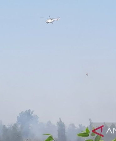bnpb-operasikan-empat-helikopter-water-bombing-atasi-karhutla-di-kalsel