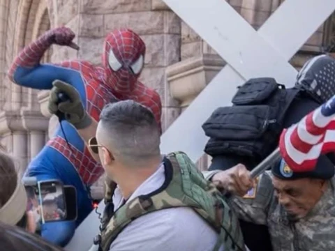 aktivis-anti-islam-dipukul-‘spider-man’-hingga-ditangkap-polisi-saat-gelar-aksi-di-minneapolis