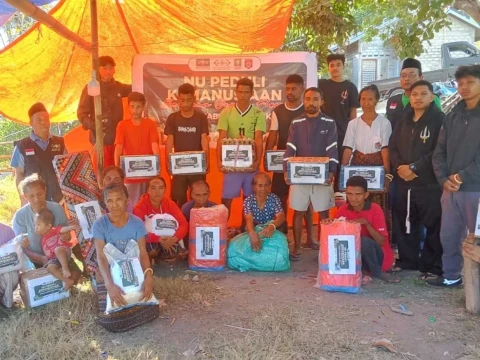 nu-peduli-ntt-terjang-ombak-demi-salurkan-bantuan-bagi-warga-pulau-palue-sikka
