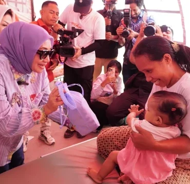 tiba-di-ntt,-menteri-pppa-pastikan-perempuan-dan-anak-korban-gempa-dapat-dukungan-pemulihan