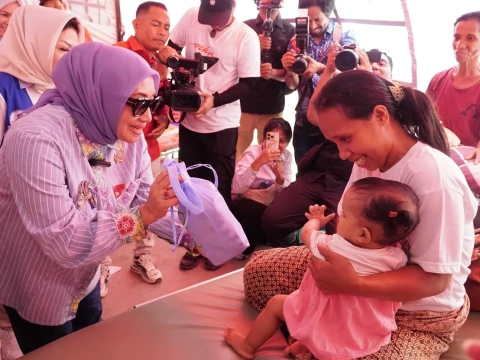 tiba-di-ntt,-menteri-pppa-pastikan-perempuan-dan-anak-korban-gempa-dapat-dukungan-pemulihan