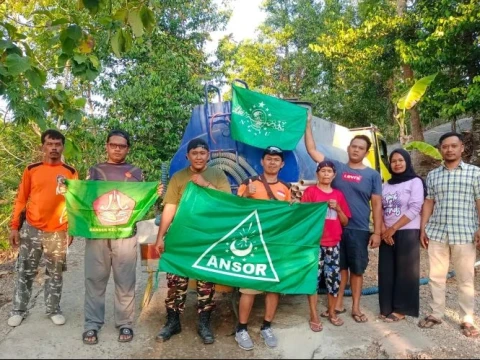 bantul-siaga-darurat-kekeringan,-gp-ansor-pundong-salurkan-25-tangki-air-bersih