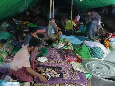 korban-meninggal-dunia-akibat-gempa-ntt-bertambah-jadi-100-orang,-180-ribu-warga-mengungsi