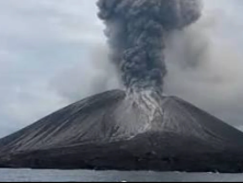 anak-krakatau-‘batuk-batuk’-terus,-radius-bahaya-bagi-nelayan-3-kilometer-dari-kawah