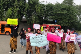 siswa-smp-protes-pengendara-merokok-di-jalan,-bawa-pesan-“abu-rokok-kena-mata-perih”