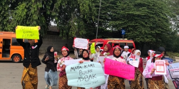 siswa-smp-protes-pengendara-merokok-di-jalan,-bawa-pesan-“abu-rokok-kena-mata-perih”