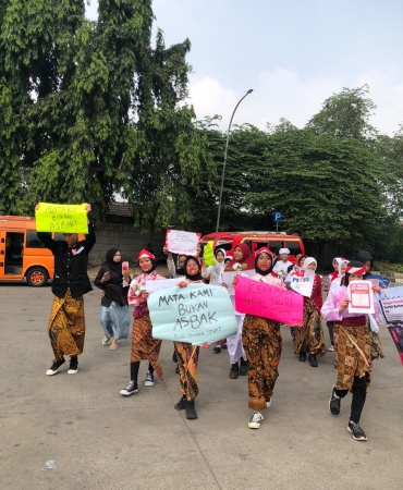 siswa-smp-protes-pengendara-merokok-di-jalan,-bawa-pesan-“abu-rokok-kena-mata-perih”