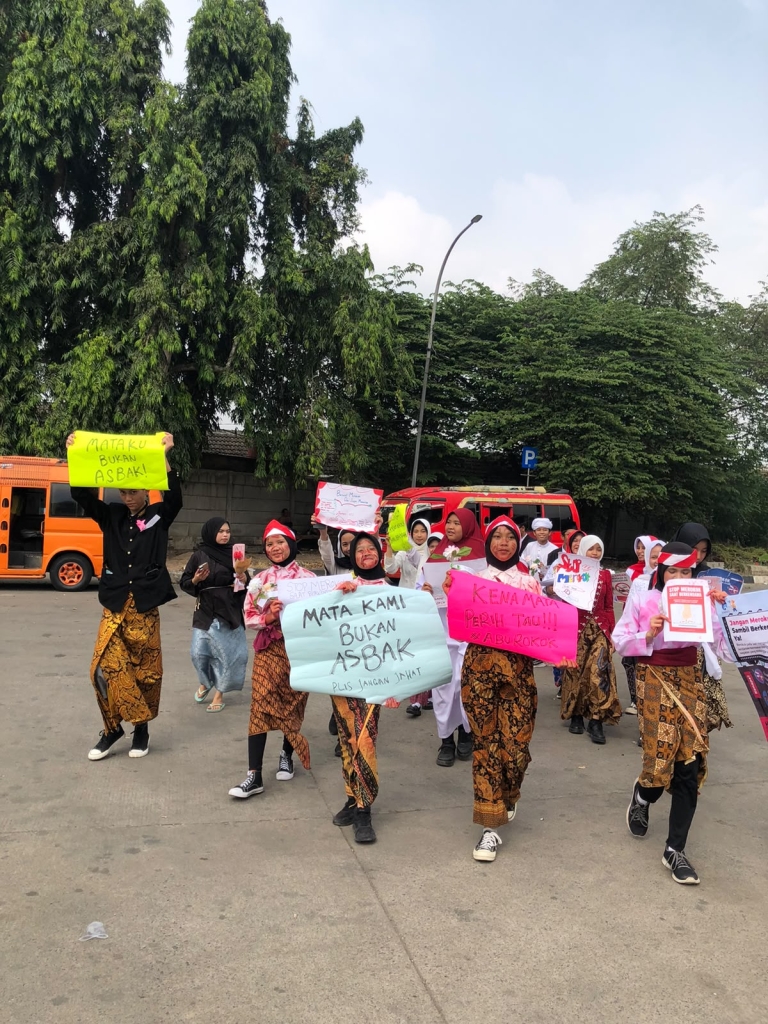 siswa-smp-protes-pengendara-merokok-di-jalan,-bawa-pesan-“abu-rokok-kena-mata-perih”