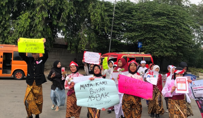 siswa-smp-protes-pengendara-merokok-di-jalan,-bawa-pesan-“abu-rokok-kena-mata-perih”